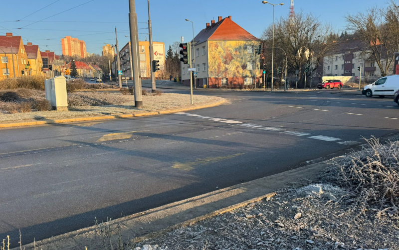 3/8 Starte żółte linie na rondzie Santockim w Gorzowie