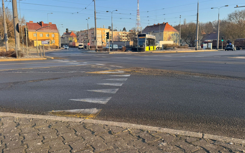 7/8 Starte żółte linie na rondzie Santockim w Gorzowie