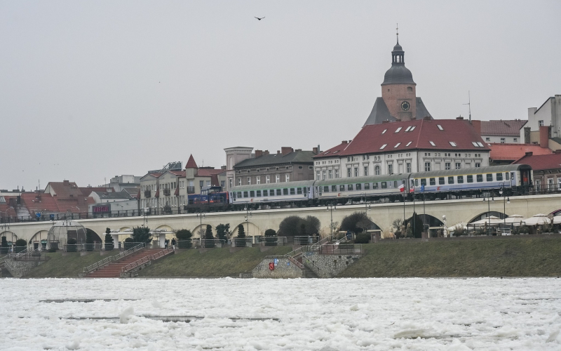 1/8 Zamarznięta rzeka Warta w Gorzowie