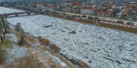 Zamarznięta rzeka Warta w Gorzowie