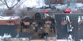 Spalony dach kamienicy przy ul. Fabrycznej