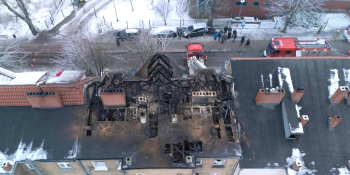 Spalony dach kamienicy przy ul. Fabrycznej