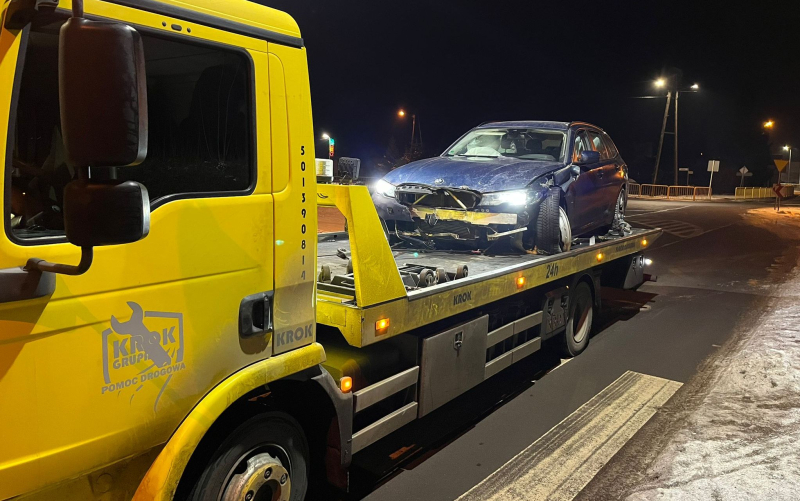 1/5 Kierujący BMW skasował znaki i uderzył w ogrodzenie w Zwierzynie