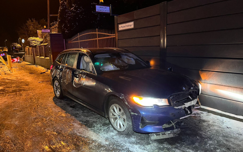 2/5 Kierujący BMW skasował znaki i uderzył w ogrodzenie w Zwierzynie