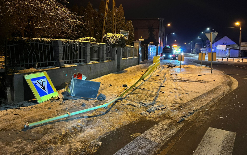 3/5 Kierujący BMW skasował znaki i uderzył w ogrodzenie w Zwierzynie