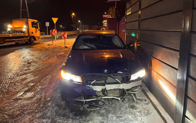 4/5 Kierujący BMW skasował znaki i uderzył w ogrodzenie w Zwierzynie