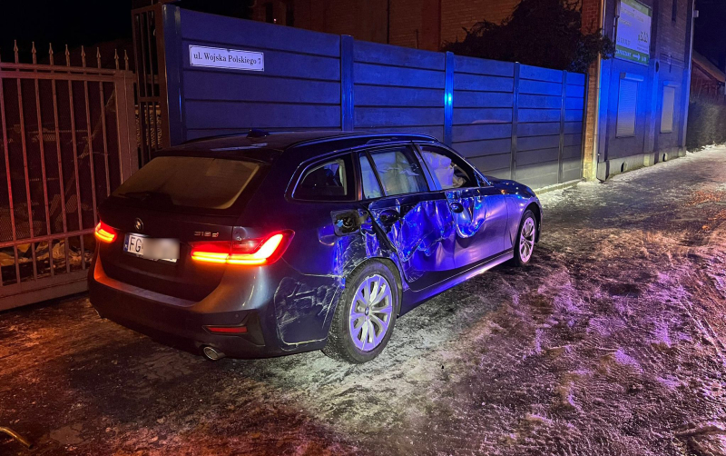 5/5 Kierujący BMW skasował znaki i uderzył w ogrodzenie w Zwierzynie