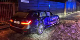 Kierujący BMW skasował znaki i uderzył w ogrodzenie w Zwierzynie
