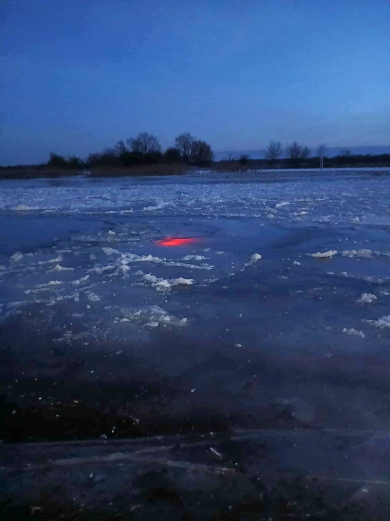1/5 Pod quadem załamał się lód na zamarzniętej Noteci w Santoku