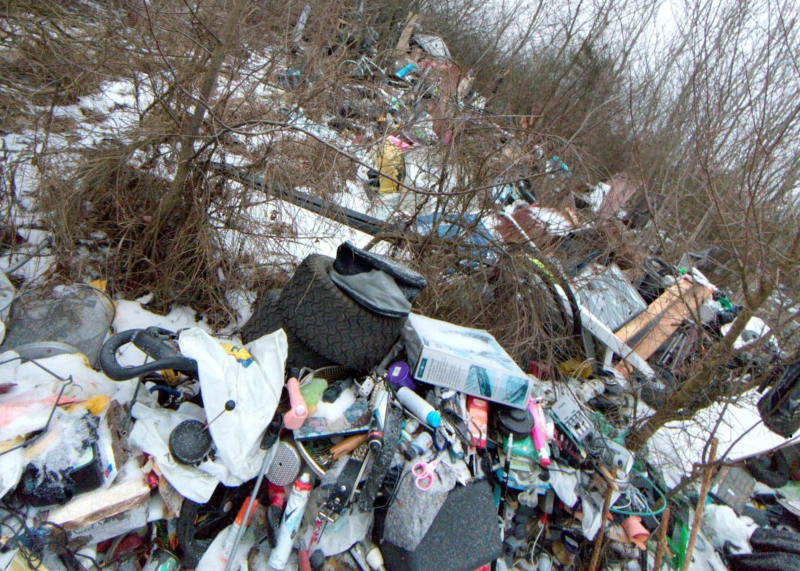 1/10 Hałdy śmieci na terenie rezerwatu Gorzowskie Murawy