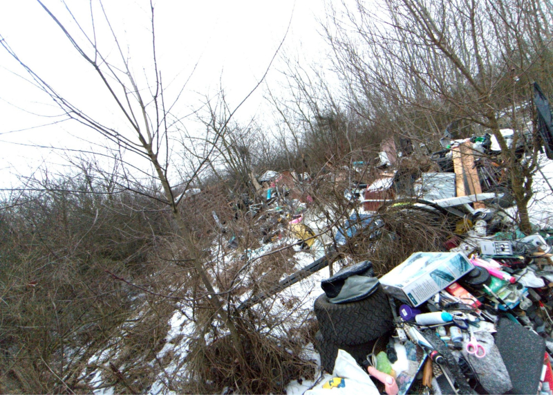 3/10 Hałdy śmieci na terenie rezerwatu Gorzowskie Murawy