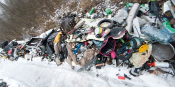 Hałdy śmieci na terenie rezerwatu Gorzowskie Murawy