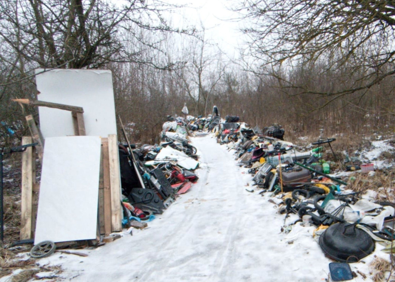 8/10 Hałdy śmieci na terenie rezerwatu Gorzowskie Murawy