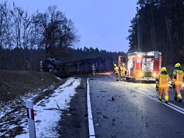 1/9 Wypadek na DK22 pod Gorzowem. Czołówka Toyoty i ciężarówki