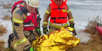 Pod psem na Odrze załamał się lód. Uratowali go strażacy