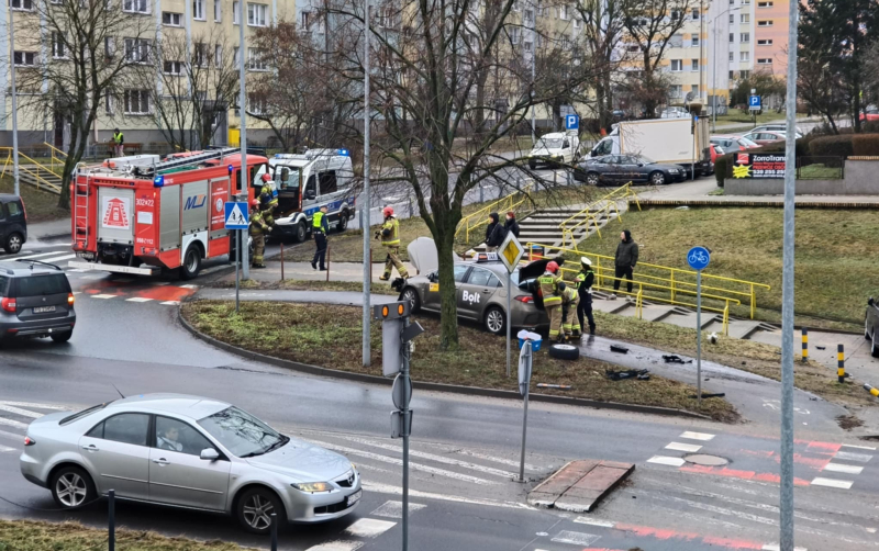 3/12 Kierujący taksówką uderzył w znaki i słupki na Fredry