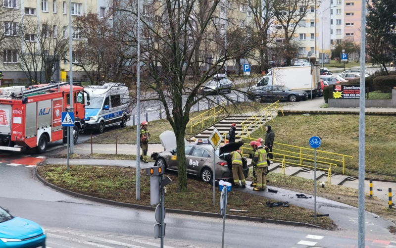 4/12 Kierujący taksówką uderzył w znaki i słupki na Fredry