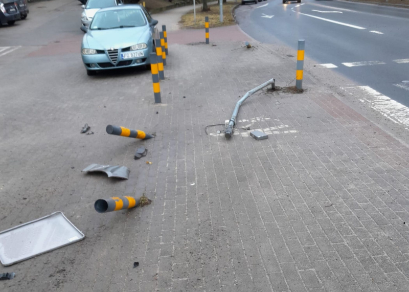 6/12 Kierujący taksówką uderzył w znaki i słupki na Fredry