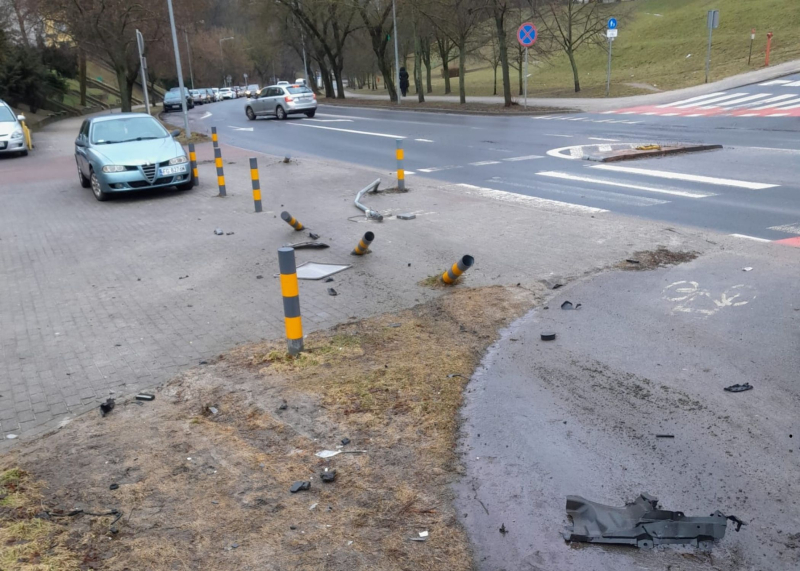 7/12 Kierujący taksówką uderzył w znaki i słupki na Fredry