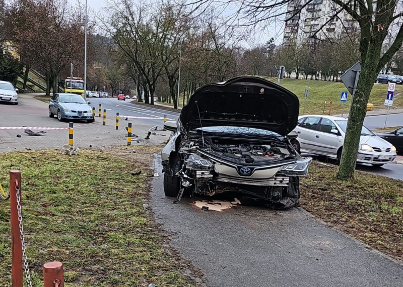 8/12 Kierujący taksówką uderzył w znaki i słupki na Fredry