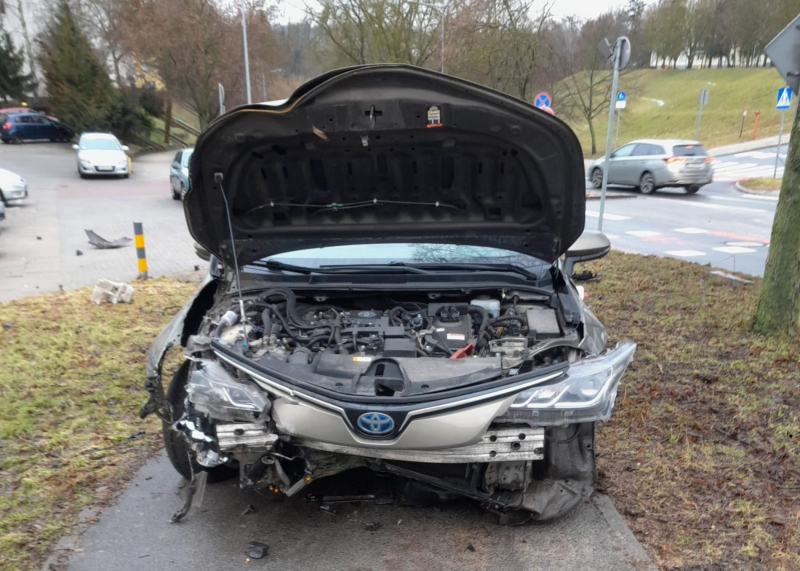 9/12 Kierujący taksówką uderzył w znaki i słupki na Fredry