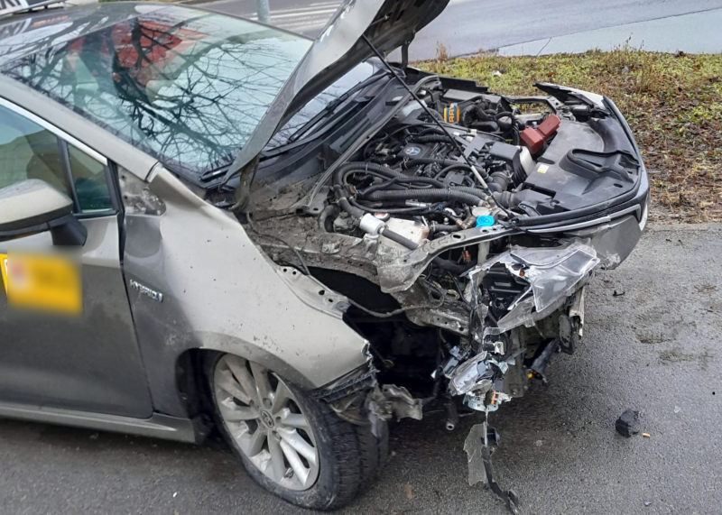 10/12 Kierujący taksówką uderzył w znaki i słupki na Fredry