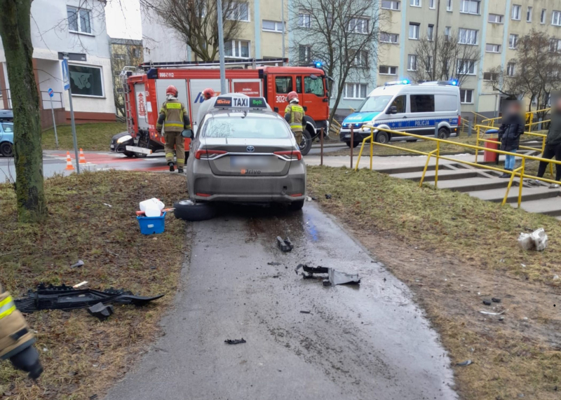 11/12 Kierujący taksówką uderzył w znaki i słupki na Fredry