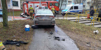 Kierujący taksówką uderzył w znaki i słupki na Fredry