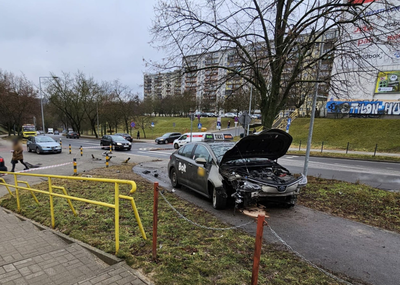 12/12 Kierujący taksówką uderzył w znaki i słupki na Fredry