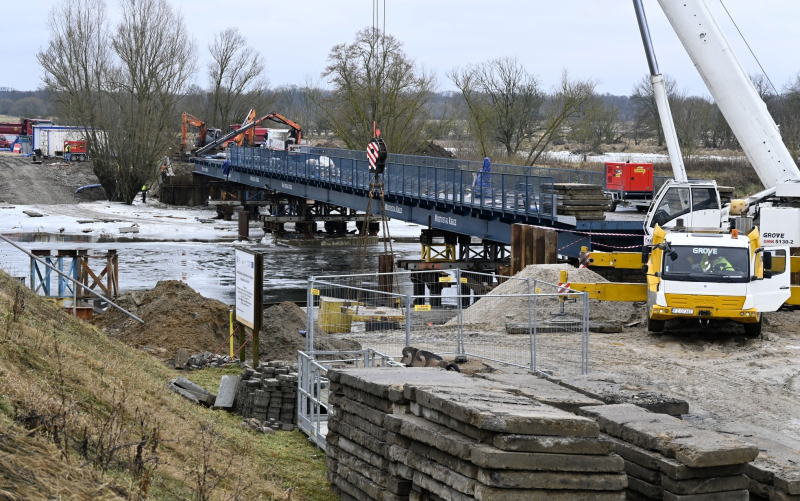 3/10 Budowa mostu tymczasowego w Santoku