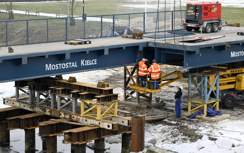 7/10 Budowa mostu tymczasowego w Santoku