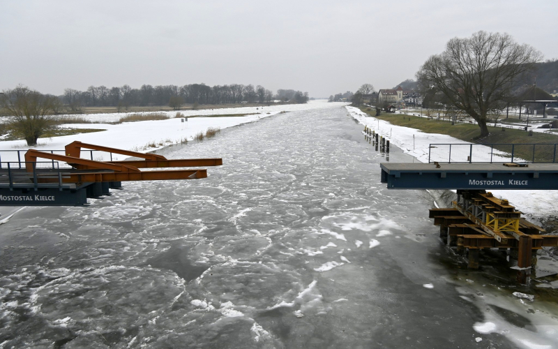 8/10 Budowa mostu tymczasowego w Santoku