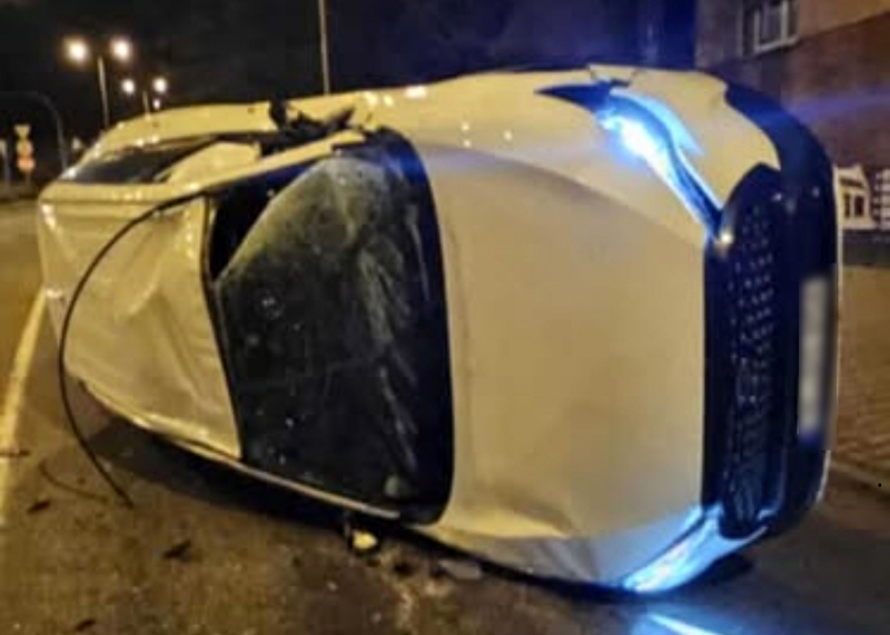 2/5 Pijany kierowca rozbił Toyotę przy ul. Podmiejskiej w Gorzowie