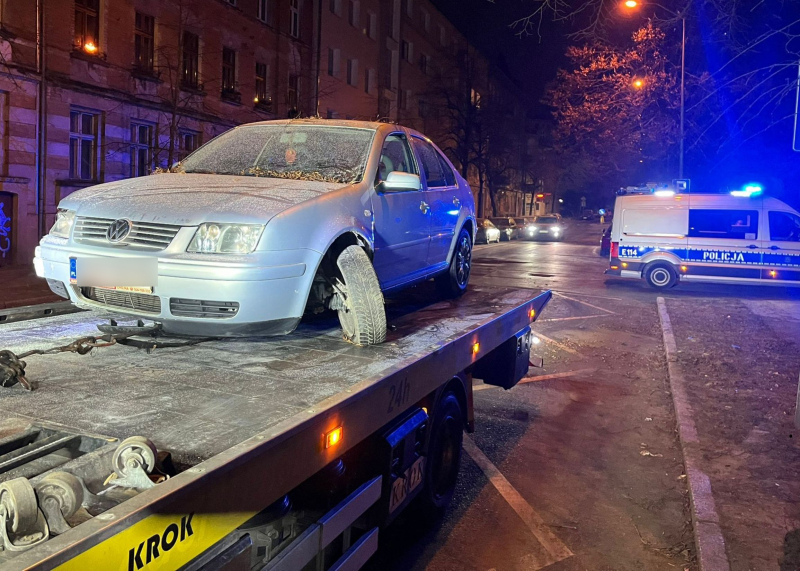 4/6 Pijany kierowca Volkswagena uderzył w drzewo na Borowskiego