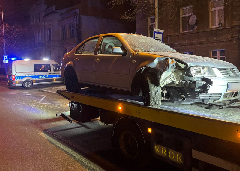 5/6 Pijany kierowca Volkswagena uderzył w drzewo na Borowskiego
