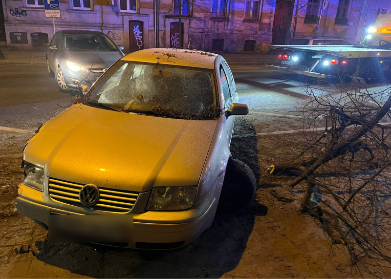 6/6 Pijany kierowca Volkswagena uderzył w drzewo na Borowskiego