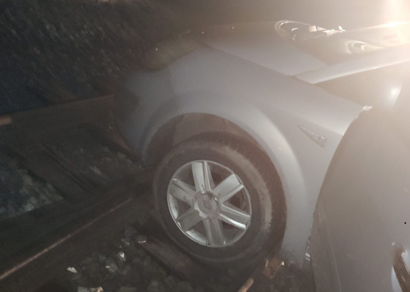 1/7 Pijany kierowca Renault utknął na torach