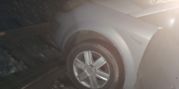 Pijany kierowca Renault utknął na torach