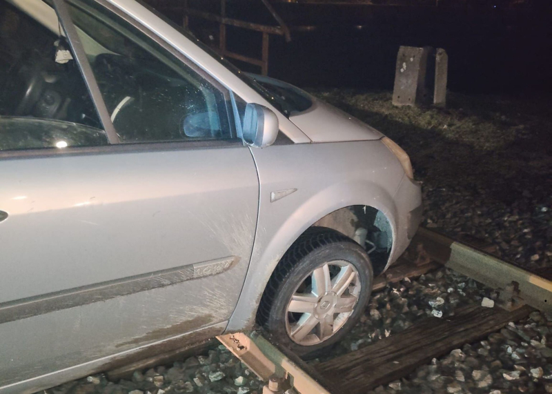 3/7 Pijany kierowca Renault utknął na torach