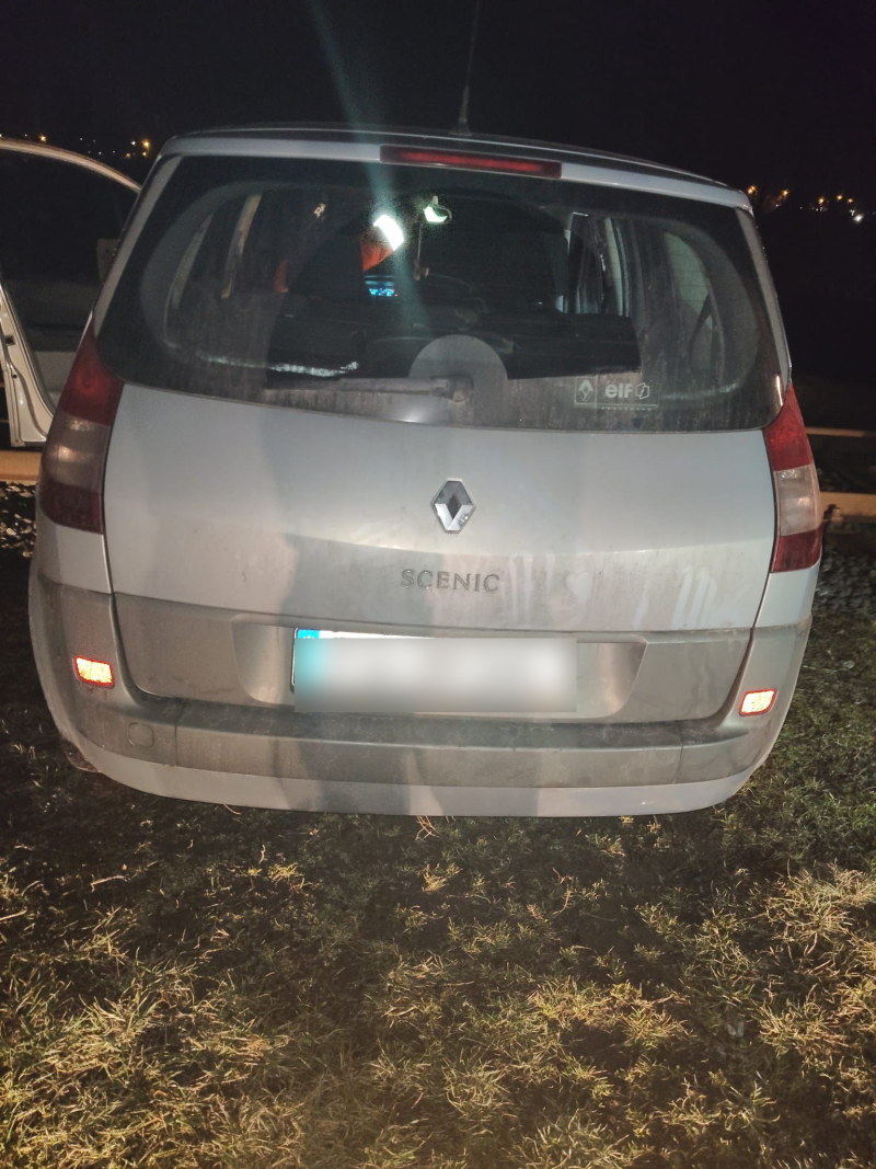 6/7 Pijany kierowca Renault utknął na torach