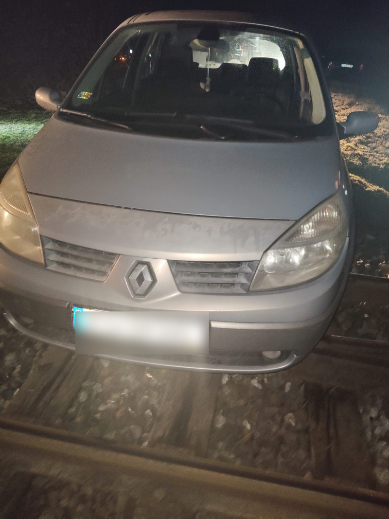 7/7 Pijany kierowca Renault utknął na torach