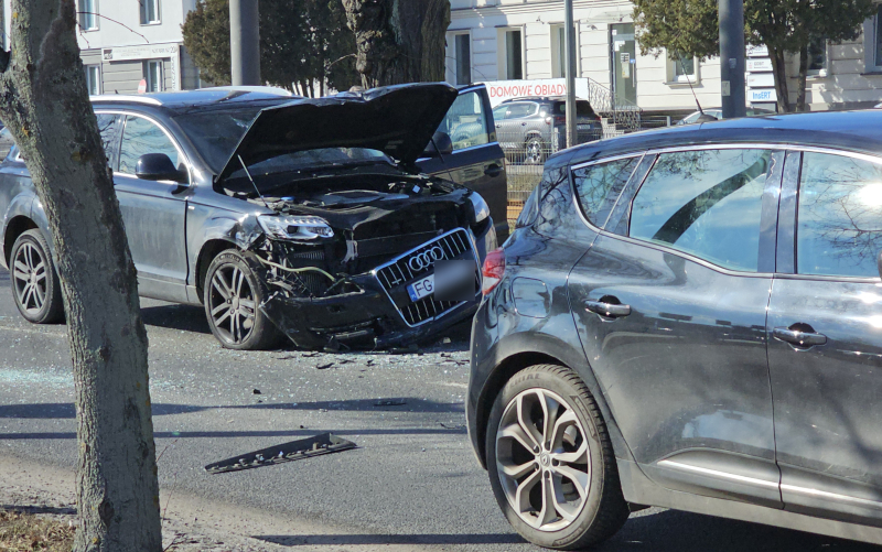 7/9 Zderzenie Opla, Renault i Audi przy Walczaka