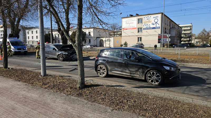 8/9 Zderzenie Opla, Renault i Audi przy Walczaka