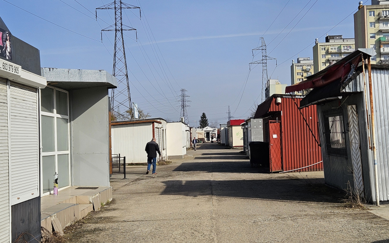 6/7 W miejscu ryneczku i boiska mają powstać bloki