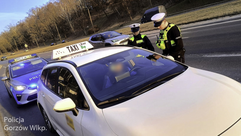 2/5 Kontrole taksówek i przejazdów na aplikację w Gorzowie. Jeden z kierowców był nietrzeźwy