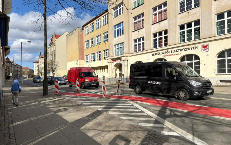 1/6 Słupki ustawione przy ścieżce rowerowej na Dąbrowskiego