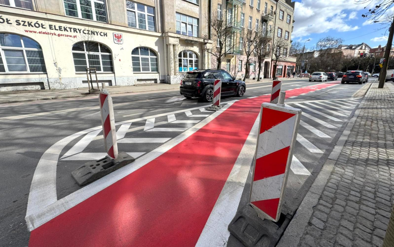 2/6 Słupki ustawione przy ścieżce rowerowej na Dąbrowskiego