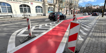 Słupki ustawione przy ścieżce rowerowej na Dąbrowskiego