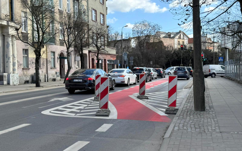 3/6 Słupki ustawione przy ścieżce rowerowej na Dąbrowskiego