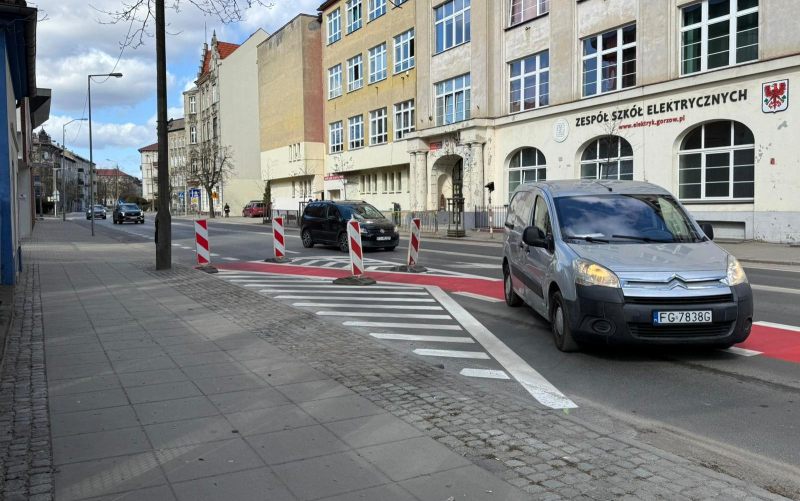 4/6 Słupki ustawione przy ścieżce rowerowej na Dąbrowskiego